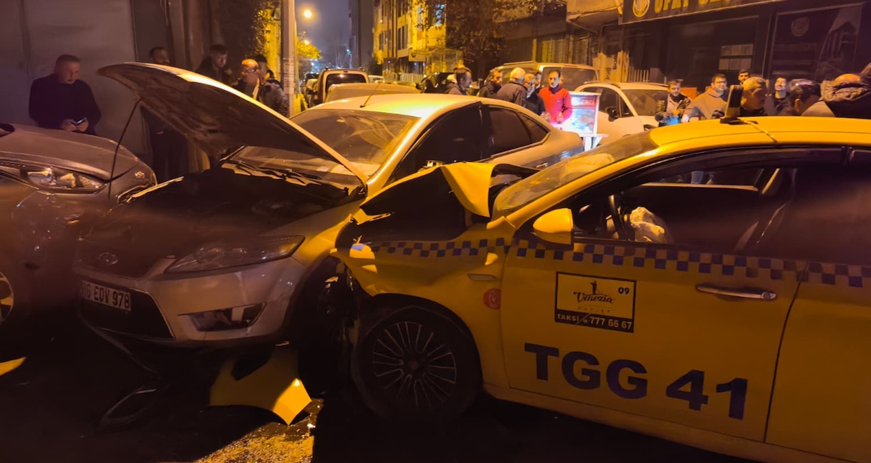 Ayrıntılar Netleşti: Sultangazi'de trafik kazası: 2 kişi yaralandı - Haberleri: Gelişmeler Takip Ediliyor