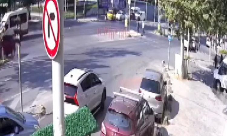Kritik Açıklama: Sultangazi'de Yayaya Çarpmamak İçin Manevra Yapan Sürücü Trafik Işığına Çarptı: 2 Yaralı - So