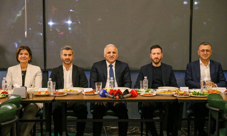 Sıcak Gündem: Süper Lig Açılışında Kardeşlik Mesajları: Amed Sportif ve Erzurumspor Yöneticileri Yemekte Buluş