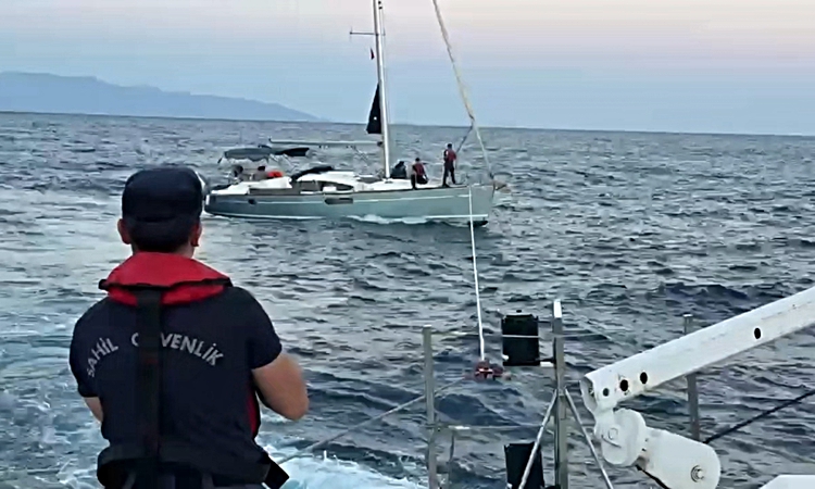 Sürüklenen yelkenli tekneyi, Sahil Güvenlik marinaya yanaştırdı | İşte Tüm Ayrıntılar