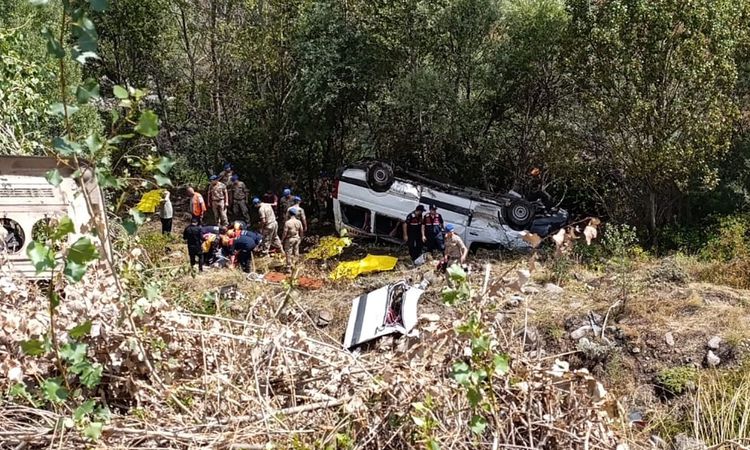 Ayrıntılar Netleşti: Suşehri'nde Minibüs Kazası: 4 Ölü, 10 Yaralı - Haberleri: Gelişmeler Takip Ediliyor