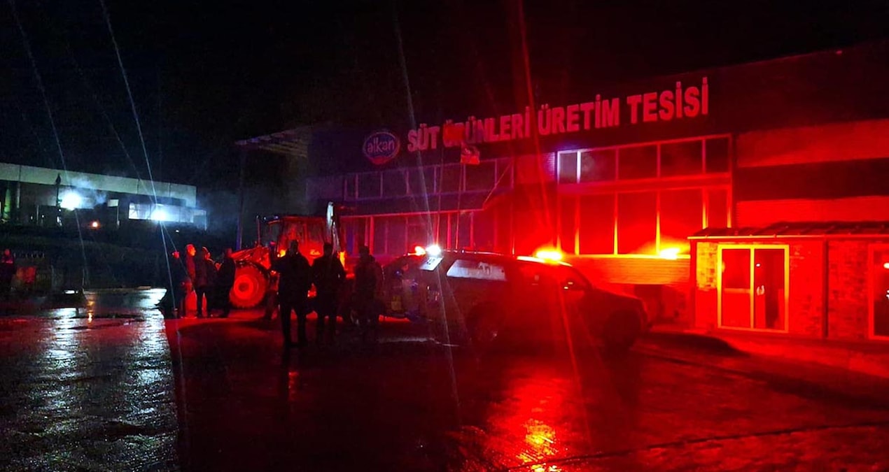 Gündemden Son Bilgiler: Süt üretim tesisi deposunda yangın - En Son Haber - Son Dakika Bilgileri