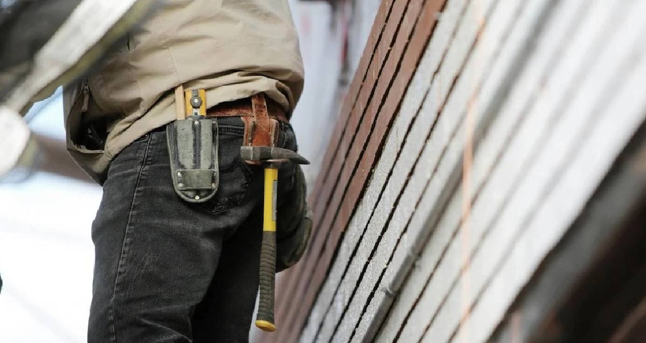 Gündemden Son Bilgiler: Tadilat için mutfak dolabını söktü: Arkasında 43 yıldır saklanan paket gözler önüne se