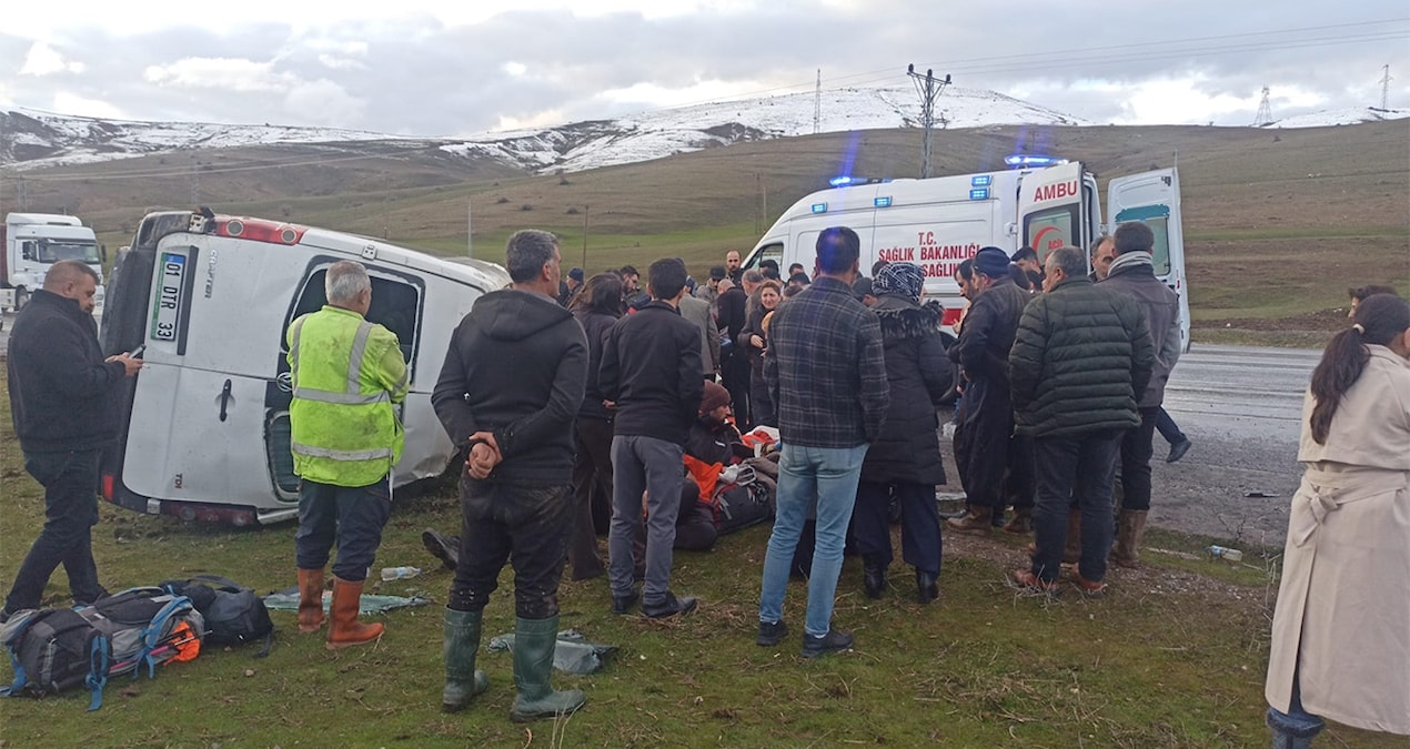 Ayrıntılar Netleşti: Takla atan minibüste can pazarı: 13 kişi yaralandı - En Son Haber