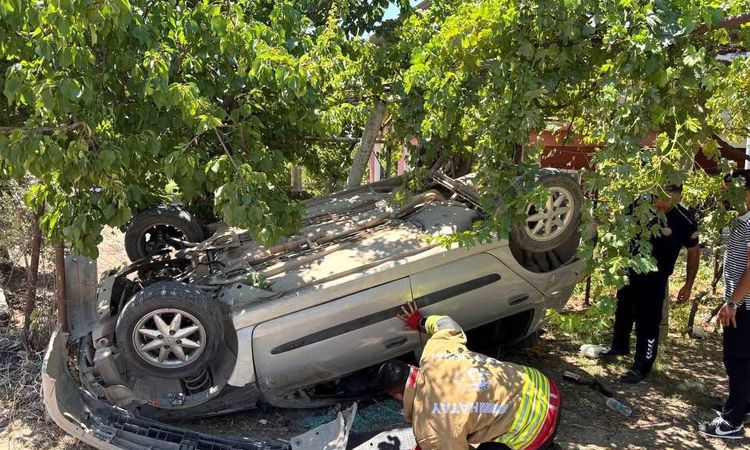 The driver of the car that rolled over and flew into the garden was injured - Breaking News
