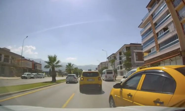 Son Gelişme: Taksi Şerit Değiştirdi, Kaza Son Anda Önlendi - Son Dakika - Son Dakika Bilgileri