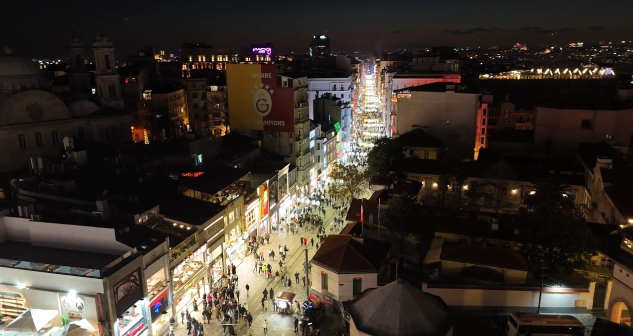 Kritik Açıklama: Taksim'de yılbaşı yoğunluğu havadan görüntülendi - Son Dakika - Son Dakika Bilgileri