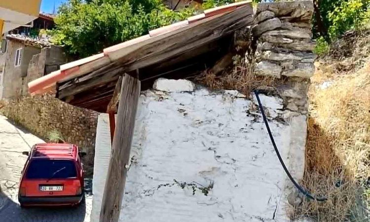 The roof of the historical fountain is in danger - Last Minute