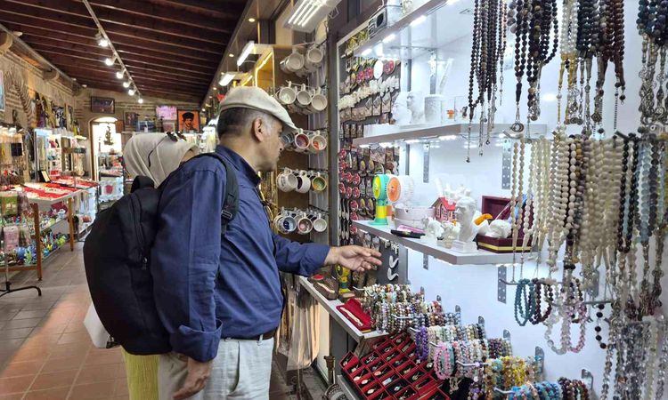 Tourist activity at the meerschaum stands in the historical social complex - Last Minute