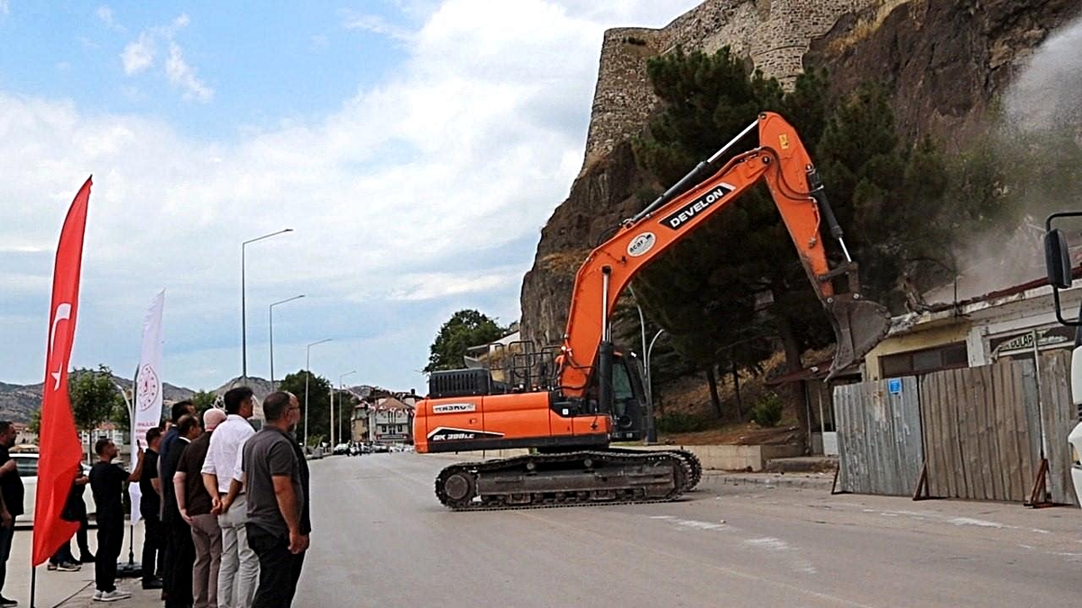98 risky buildings around the historical Osmancık Castle are being demolished: The area will become a park and social living area - Last Minute