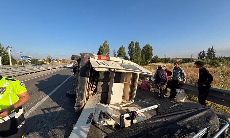 Ayrıntılar Netleşti: Tarım işçilerini taşıyan minibüs devrildi: 2'si ağır 14 yaralı - Haberleri: Gelişmeler Ta