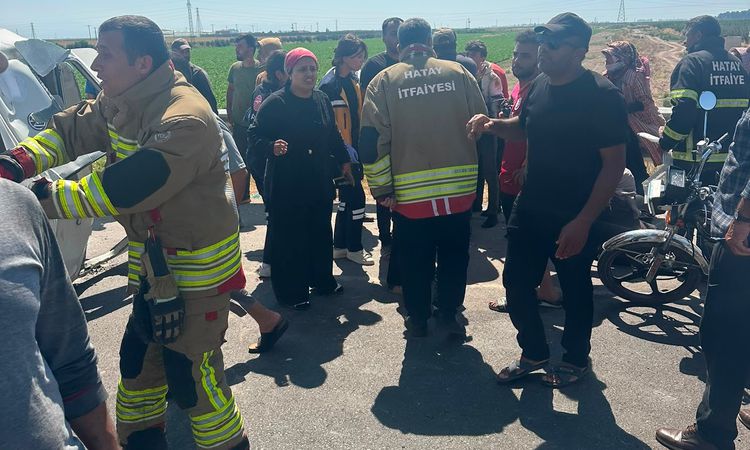 Son Gelişme: Tarım işçilerini taşıyan minibüs devrildi: 5 yaralı - Son Dakika