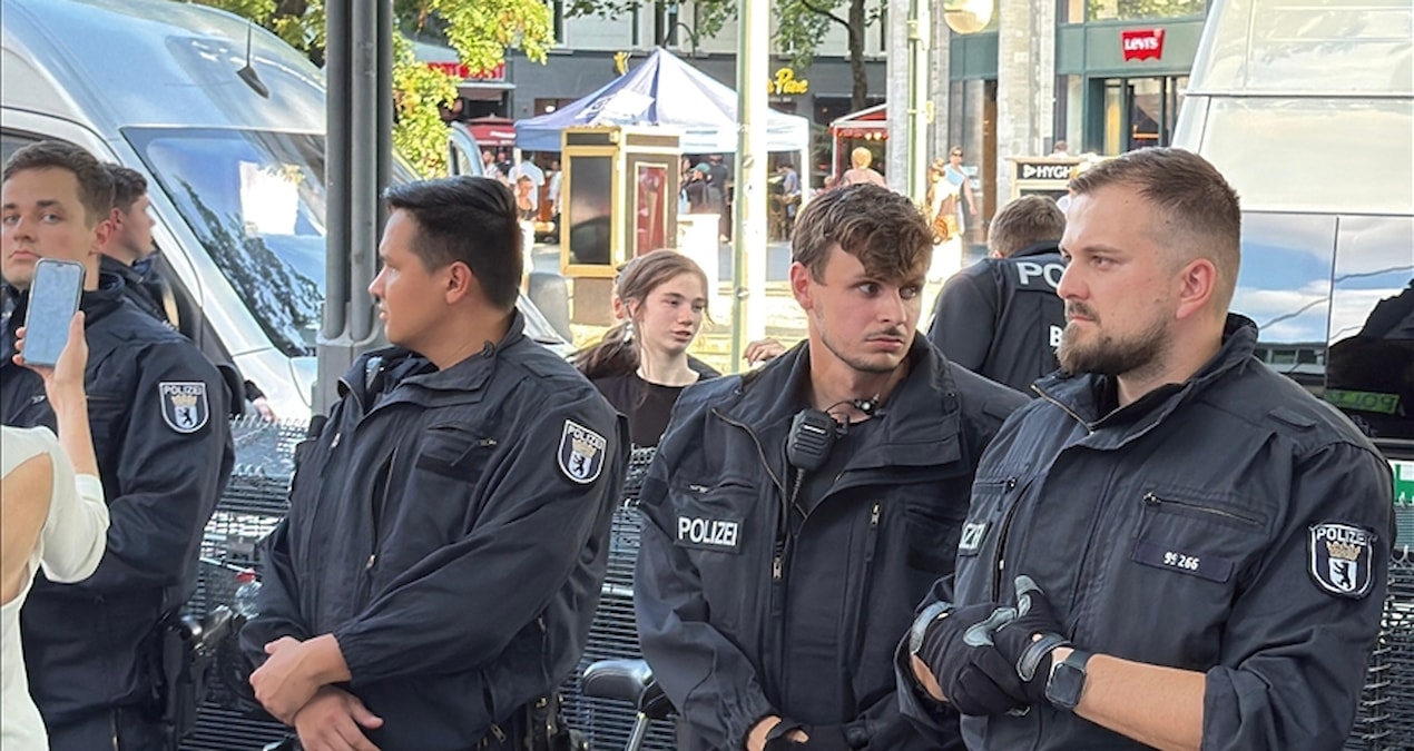 He held a knife to the throat of the cashier with whom he was arguing: The police were able to take it away from him after 11 hours - Latest News
