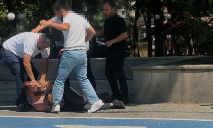 Son Gelişme: Tartıştıkları kişiyi döven 4 kişi gözaltı işlemi uygulandı; olay kamerada - Son Dakika Haberleri