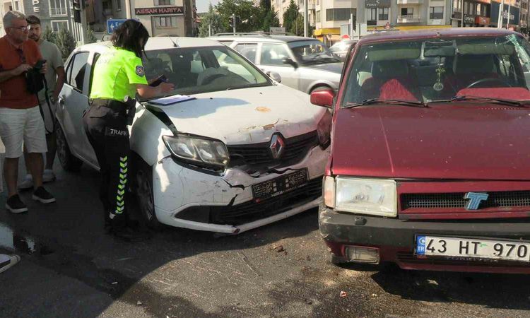 Tavşanlı'da kavşakta çarpışan iki otomobilde bir yaralı - Son Dakika Haberleri: Gelişmeler Takip Ediliyor