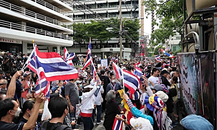 Tayland’da İsrail Büyükelçiliği önünde protesto düzenlendi: Gelişmeler Takip Ediliyor