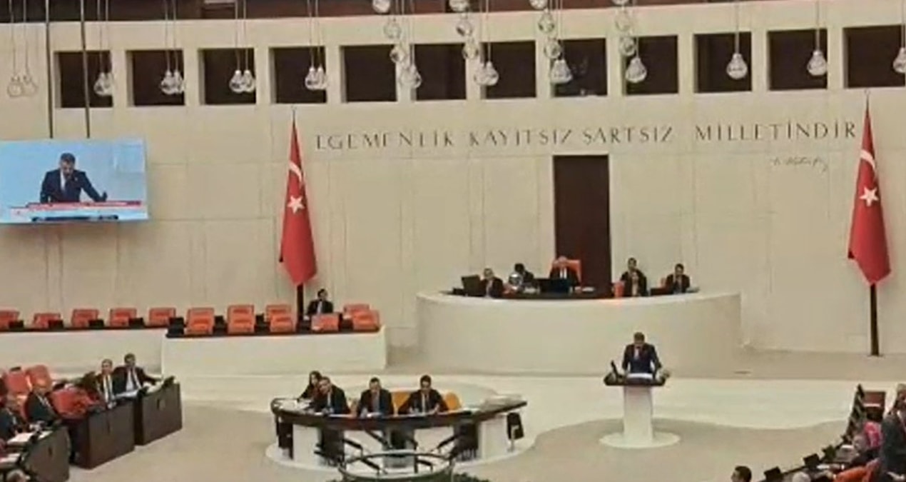 TBMM’de ‘mutlak butlan’ tartışması! Sıralara vurarak protesto ettiler - Son Dakika: Gelişmeler Takip Ediliyor