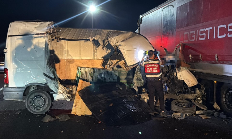 Tekirdağ'da minibüs, TIR'a arkadan çarptı; 1 ölü, 1 yaralı | İşte Tüm Ayrıntılar
