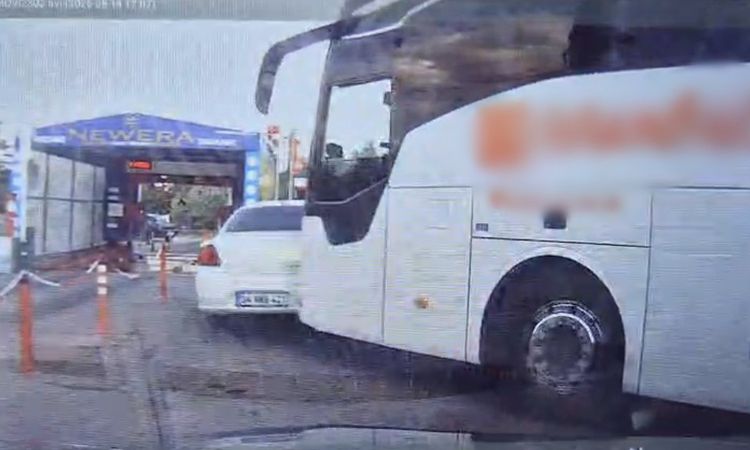 Gündemden Son Bilgiler: Tekirdağ'da Otobüs Park Halindeki Otomobile Çarptı - Son Dakika Haberleri ve Merak Edi