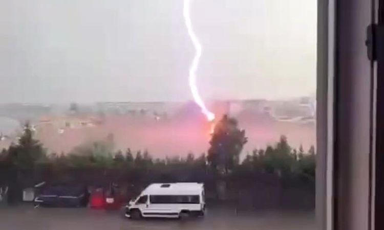 Lightning struck a palm tree in Tekirdağ and it burst into flames - Breaking News