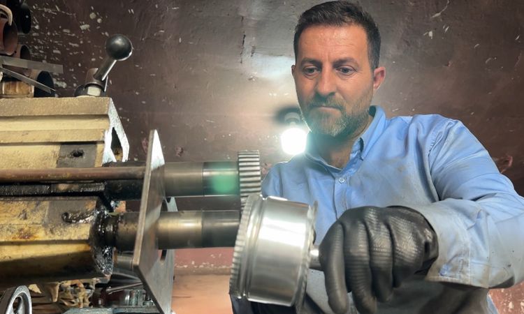Ayrıntılar Netleşti: Teknolojiye Rağmen Yüksekova'da Sobacılık Mesleği Yaşıyor - Son Dakika - Son Dakika Bilgi