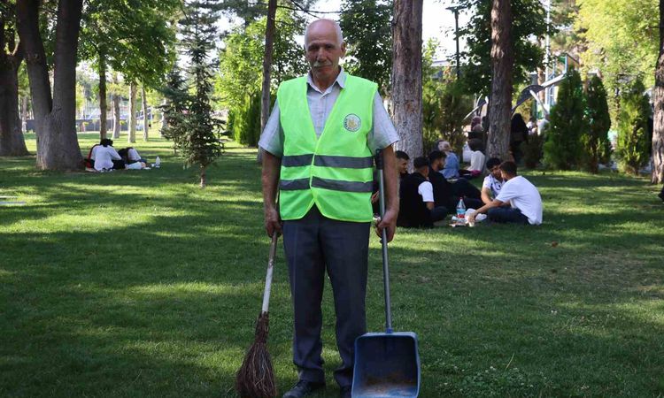 Kritik Açıklama: Temizlik Görevlisi Türküleriyle Büyüledi - Haberleri - Son Dakika Bilgileri