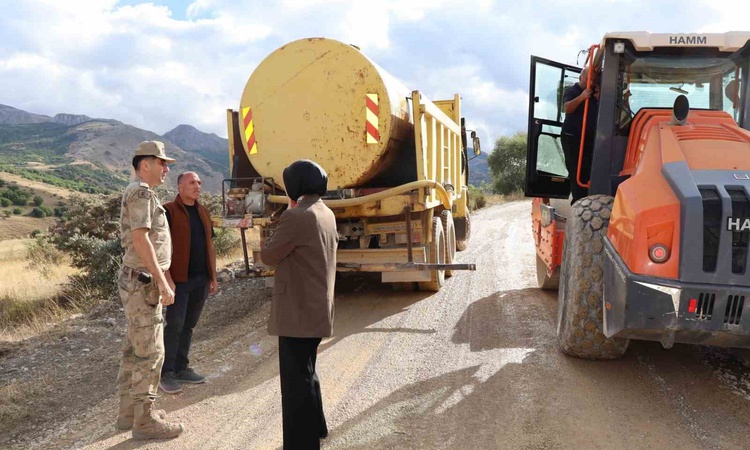 Tercan Kaymakamı Duman, Kemerçam köyü yolundaki 1. kat asfalt çalışmalarını inceledi: Gelişmeler Takip Ediliyo