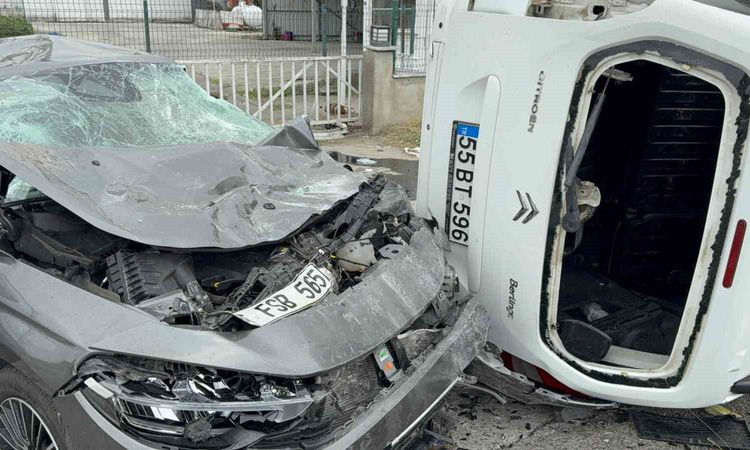 Son Gelişme: Terme'de Korkunç Kaza: Araç Havalanıp Karşı Şeritteki Otomobilin Üzerine gerileme kaydetti - Son