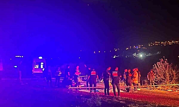 Ters şeride giren alkollü tır sürücüsü motosiklete çarptı: 2 ölü, 1 yaralı - Son Dakika Bilgileri