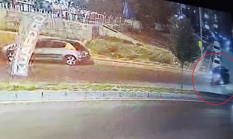 Ayrıntılar Netleşti: Ters yönde ilerlerken motosiklet devrildi, sürücü otomobilin altında kalmaktan son anda k