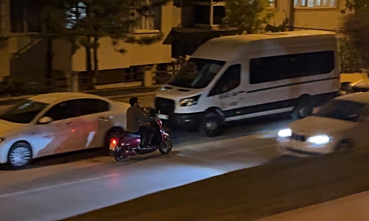 Ters yönde ilerleyen motosikletli hem kendini hem trafiği tehlikeye attı - Son Dakika Bilgileri