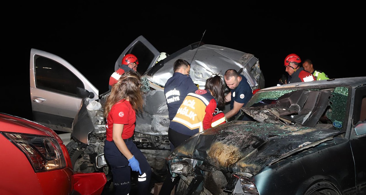 Gündemden Son Bilgiler: TIR ve 2 araç çarpıştı: 1 kişi öldü, 3'ü ağır 5 yaralı - Son Dakika