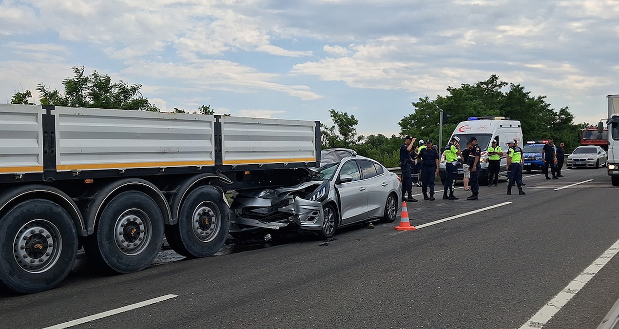 1 dead, 8 injured, including 6 children, in the car that crashed into the truck - Latest News