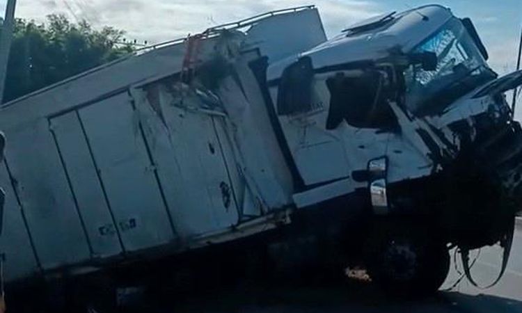 The truck hit the barriers and overturned: The driver was injured - Last Minute