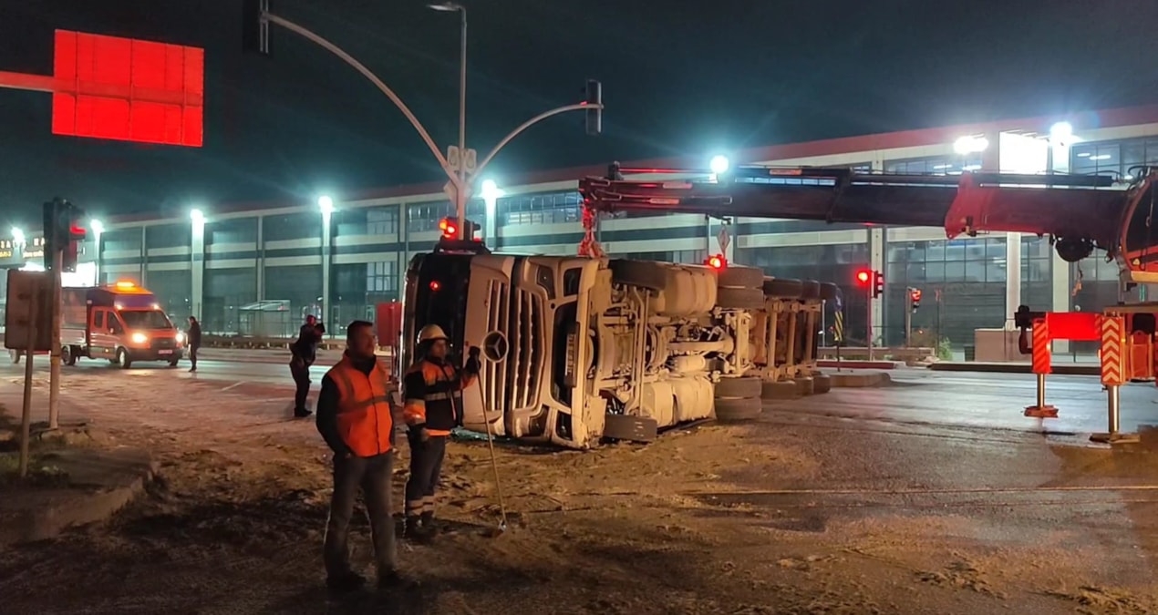 Ayrıntılar Netleşti: TIR devrildi, yol ulaşıma kapandı! - Son Dakika - Son Dakika Bilgileri