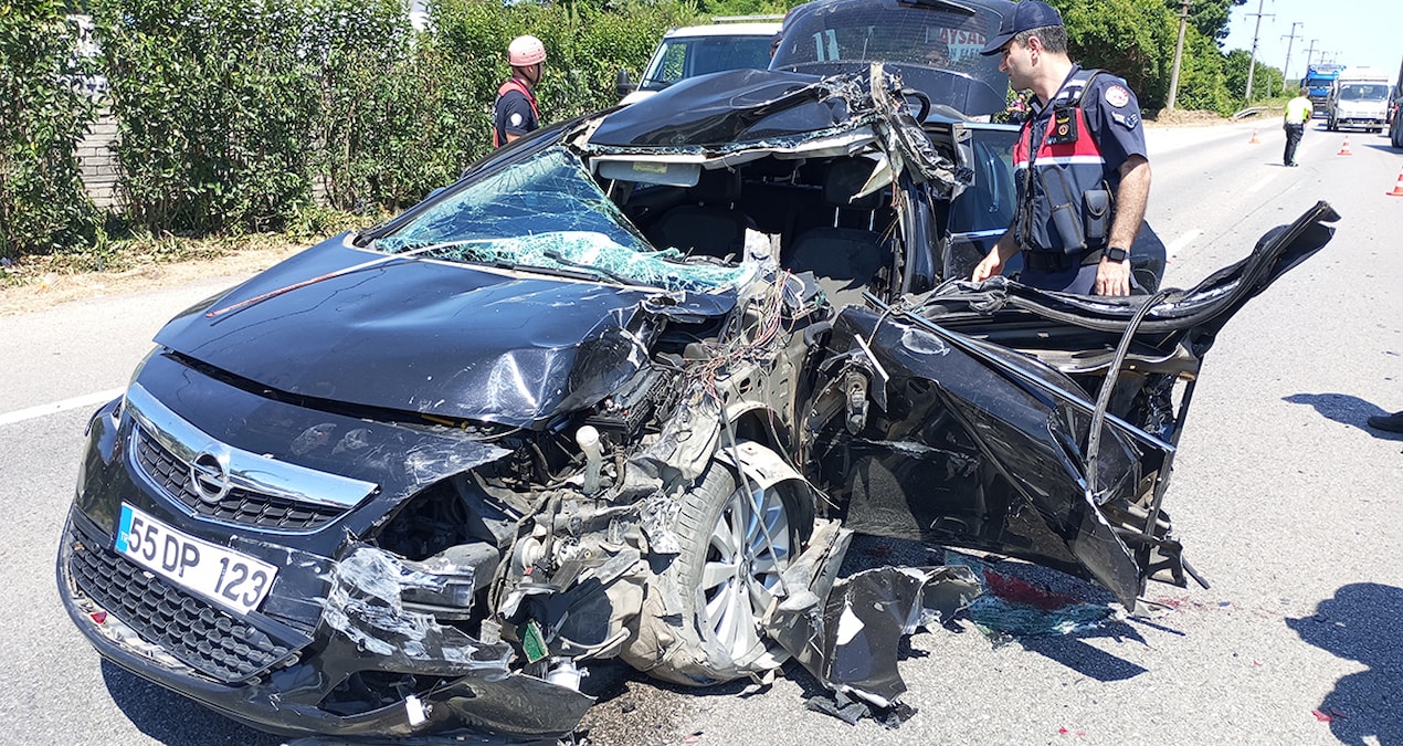 TIR'ın çarptığı araç bu hale geldi: 1'i ağır 2 yaralı - Haberleri ve Merak Edilenler