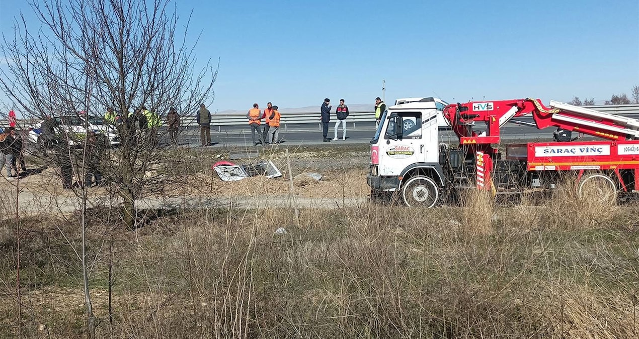 Ayrıntılar Netleşti: TIR'la çarpışan minibüs metrelerce savruldu: 11 yaralı - Son Dakika Haberleri