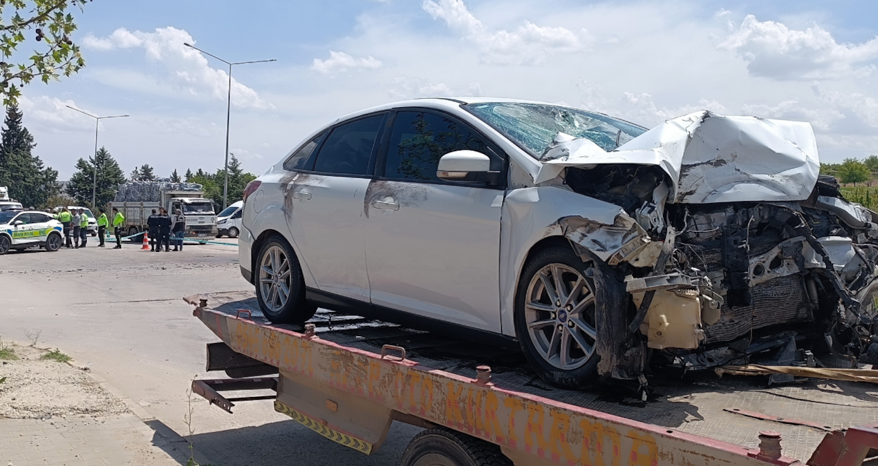 Ayrıntılar Netleşti: TIR ile otomobil çarpıştı, 1 ölü 4 yaralı - Son Dakika
