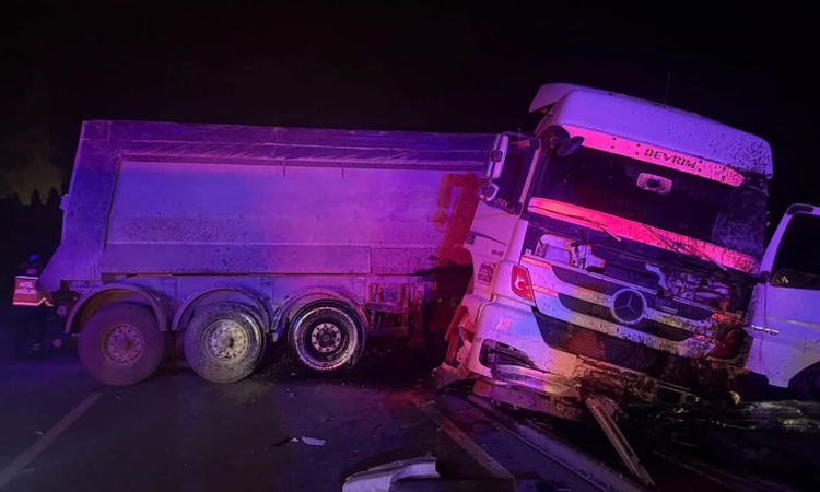Tır refüjü aşıp karşı şeride geçti: 2 yaralı - Son Dakika Bilgileri
