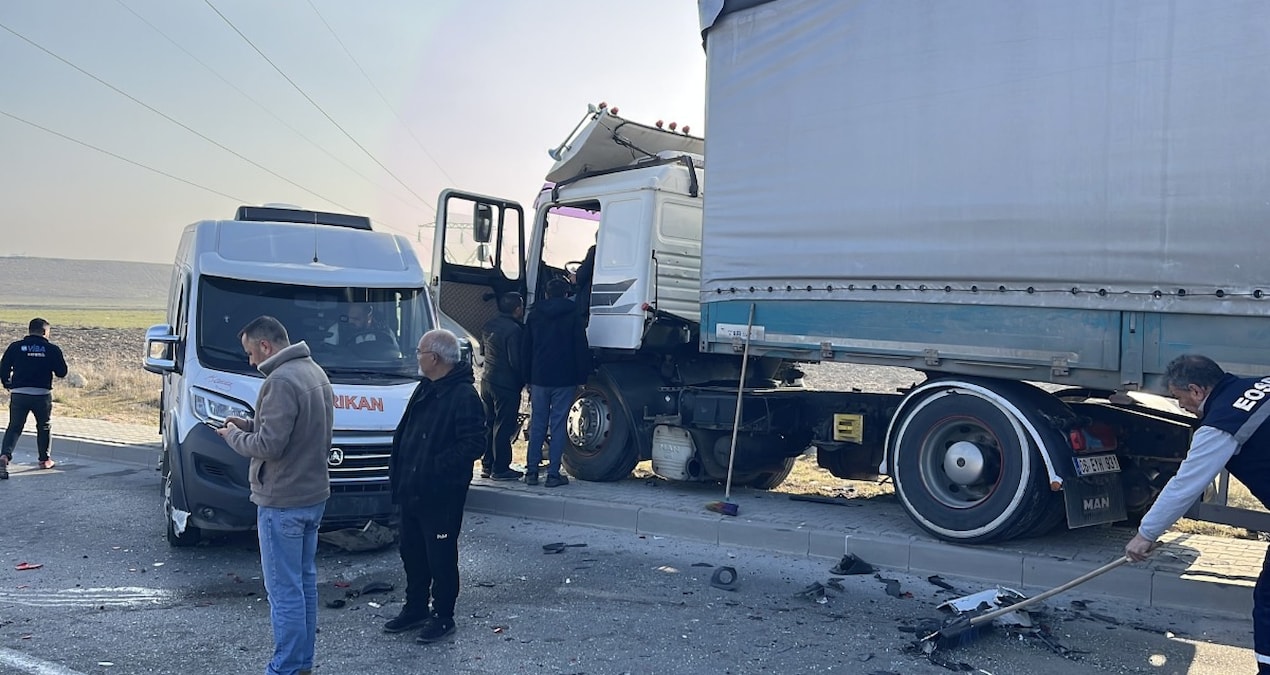 Son Gelişme: TIR trafiği birbirine kattı: Çok sayıda kişi yaralandı - Son Dakika Haberleri
