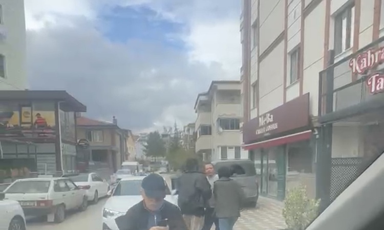 Tokat'ta otomobil sürücüsünün lise öğrencilerinin servisine saldırdığı iddia edildi | İşte Tüm Ayrıntılar