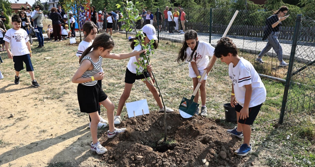 Gündemden Son Bilgiler: Toprağa dokunan eğitim: Çocuklar Permakültür Bahçesinde üreterek öğreniyor - Haberleri