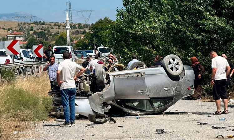Gündemden Son Bilgiler: Tosya'da Otomobil Takla Attı: Aynı Aileden 6 Yaralı - Haberleri: Gelişmeler Takip Edil