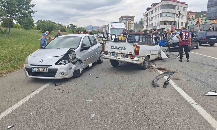 Trabzon'da 3 Araçlı Zincirleme Kaza: 8 Yaralı - Son Dakika ve Merak Edilenler