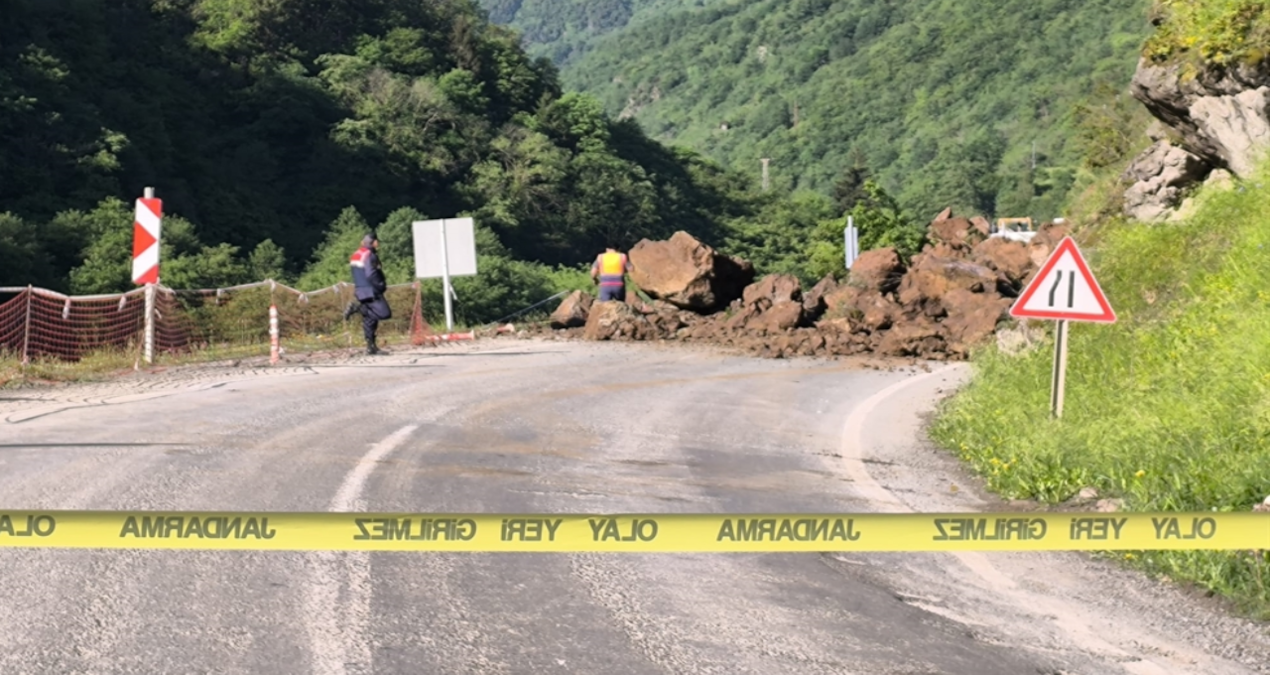 Kritik Açıklama: Trabzon-Bayburt kara yolu heyelan nedeniyle ulaşıma kapandı - Son Dakika: Gelişmeler Takip Ed