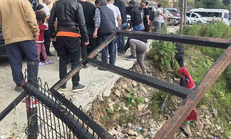 Sıcak Gündem: Trabzon Çal Mağarası önündeki korkuluklar kırıldı, 2 turist yamaçtan düşerek yaralandı - Haberle