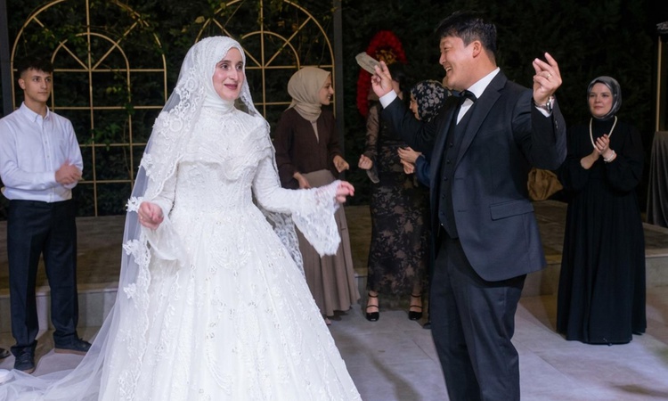 Trabzonlu öğretmenle evlenen Güney Koreli damada 2 şart: Ne ev ne araba, işte kayınpederin isteği ve Merak Edi