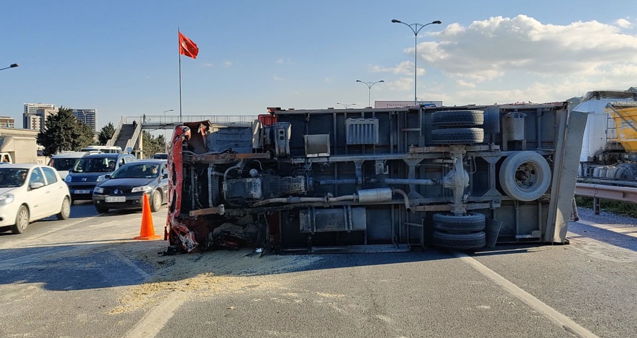 Son Gelişme: Trafikte 'makas' faciası! Çarptığı kamyonu devirip, ağaca daldı - Son Dakika
