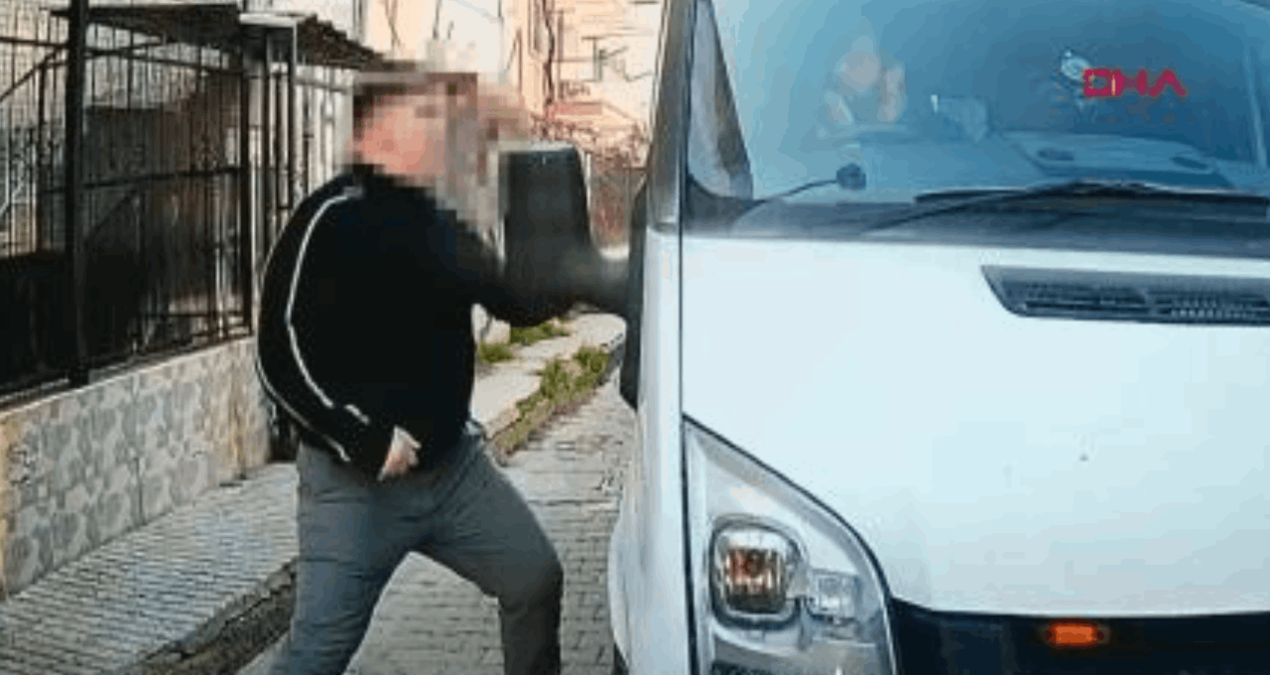 Kritik Açıklama: Trafikte tartıştığı kişinin kamyonetini yumrukladı - En Son Haber: Gelişmeler Takip Ediliyor