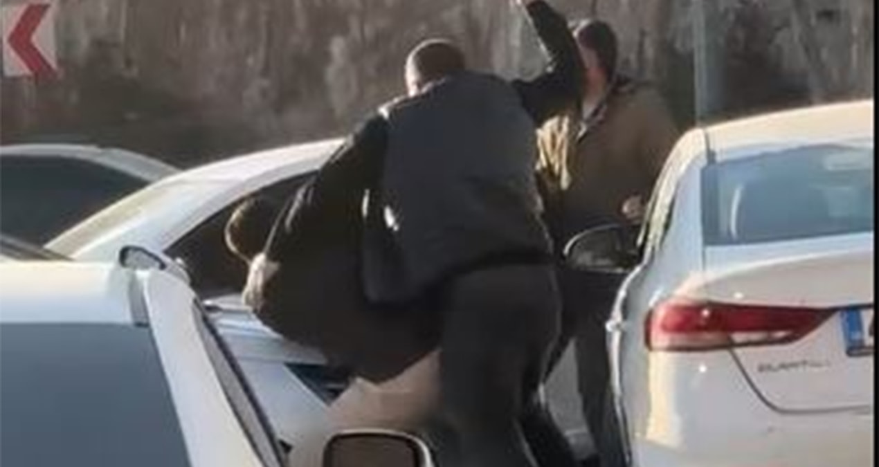 Son Gelişme: Trafikte tekmeli yumruklu kavga kameraya yansıdı - En Son Haber ve Merak Edilenler